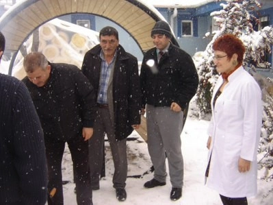 Sağlık personelinin kar’da mangal keyfi