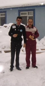 Sağlık personelinin kar’da mangal keyfi