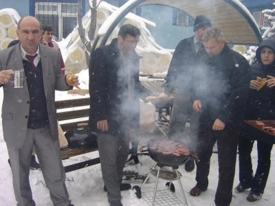 Sağlık personelinin kar’da mangal keyfi
