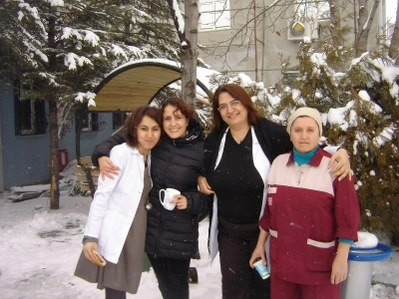 Sağlık personelinin kar’da mangal keyfi