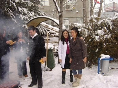 Sağlık personelinin kar’da mangal keyfi
