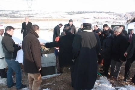 Kız kardeşini son yolculuğuna uğurladı