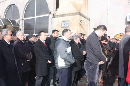 Kız kardeşini son yolculuğuna uğurladı