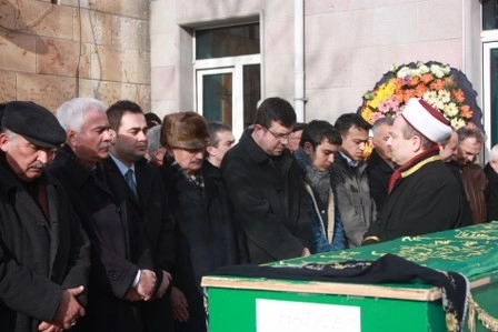 Kız kardeşini son yolculuğuna uğurladı