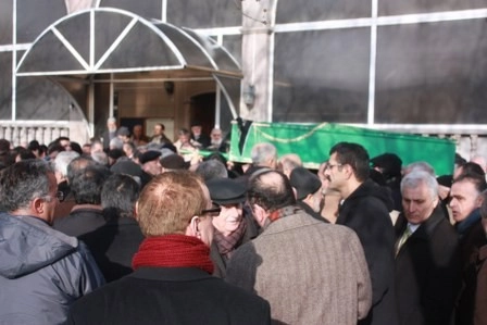 Kız kardeşini son yolculuğuna uğurladı