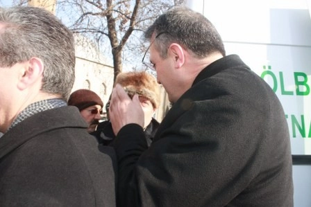 Kız kardeşini son yolculuğuna uğurladı