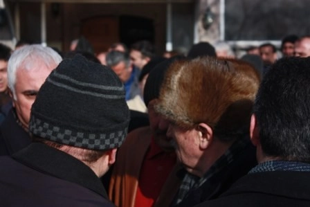 Kız kardeşini son yolculuğuna uğurladı