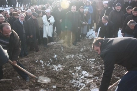 Kız kardeşini son yolculuğuna uğurladı