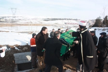 Kız kardeşini son yolculuğuna uğurladı