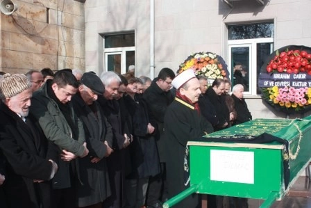 Kız kardeşini son yolculuğuna uğurladı