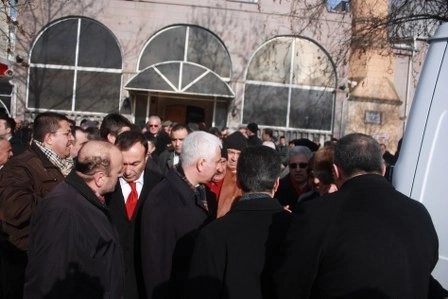 Kız kardeşini son yolculuğuna uğurladı