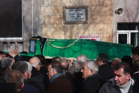 Kız kardeşini son yolculuğuna uğurladı