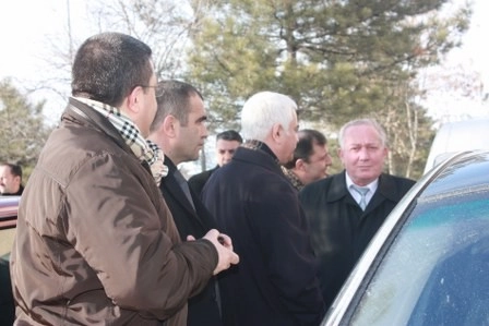 Kız kardeşini son yolculuğuna uğurladı