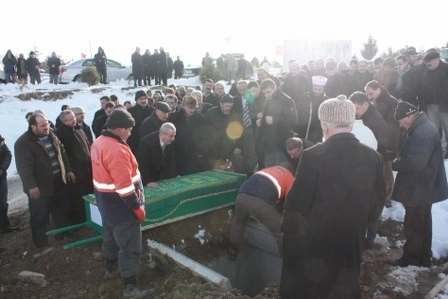 Kız kardeşini son yolculuğuna uğurladı