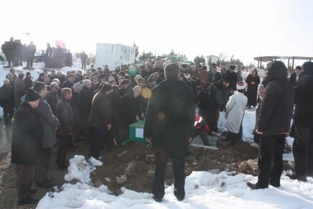 Kız kardeşini son yolculuğuna uğurladı