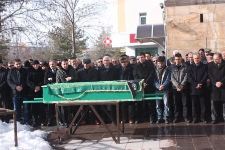 Kız kardeşini son yolculuğuna uğurladı