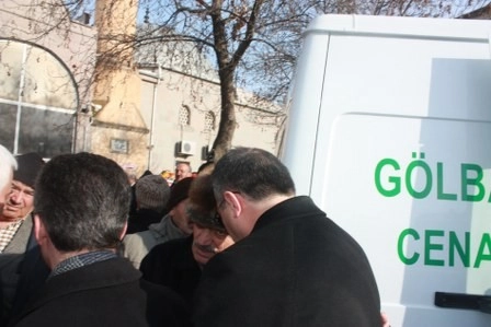 Kız kardeşini son yolculuğuna uğurladı