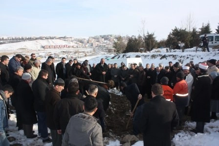 Kız kardeşini son yolculuğuna uğurladı