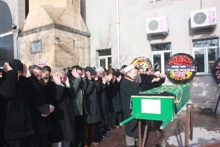 Kız kardeşini son yolculuğuna uğurladı