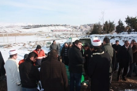 Kız kardeşini son yolculuğuna uğurladı