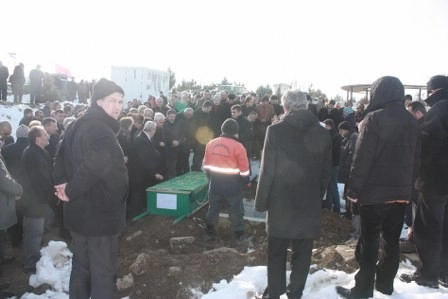 Kız kardeşini son yolculuğuna uğurladı