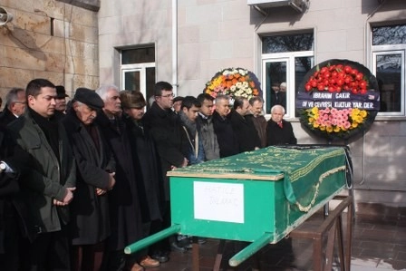 Kız kardeşini son yolculuğuna uğurladı