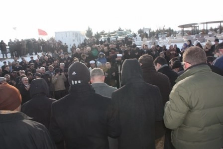 Kız kardeşini son yolculuğuna uğurladı