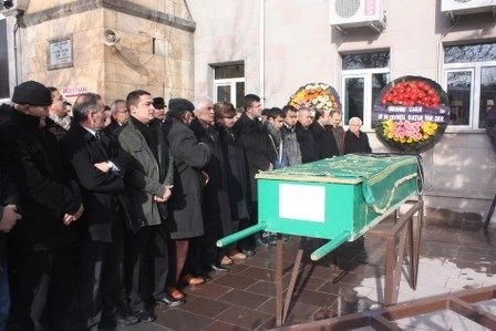 Kız kardeşini son yolculuğuna uğurladı