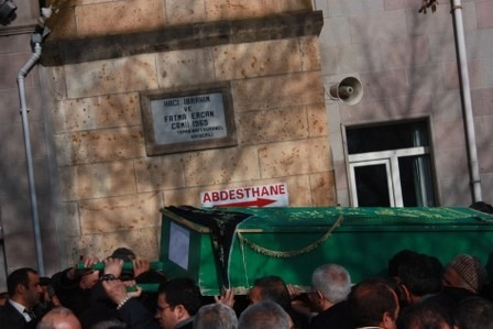 Kız kardeşini son yolculuğuna uğurladı