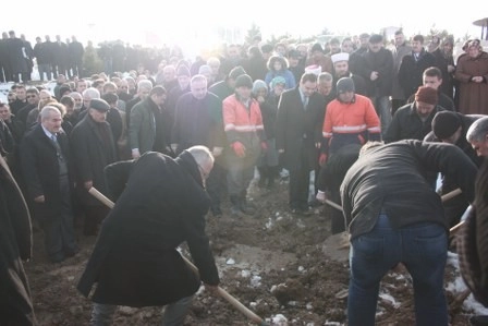 Kız kardeşini son yolculuğuna uğurladı