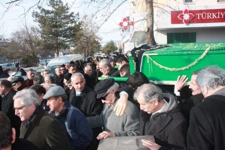 Kız kardeşini son yolculuğuna uğurladı