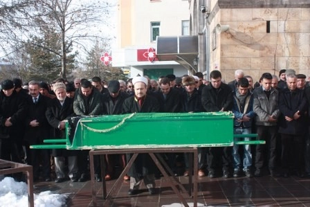 Kız kardeşini son yolculuğuna uğurladı