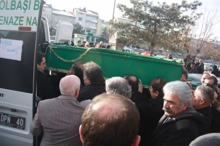 Kız kardeşini son yolculuğuna uğurladı