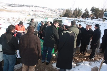 Kız kardeşini son yolculuğuna uğurladı