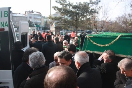 Kız kardeşini son yolculuğuna uğurladı