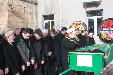 Kız kardeşini son yolculuğuna uğurladı