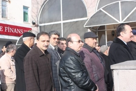 Kız kardeşini son yolculuğuna uğurladı