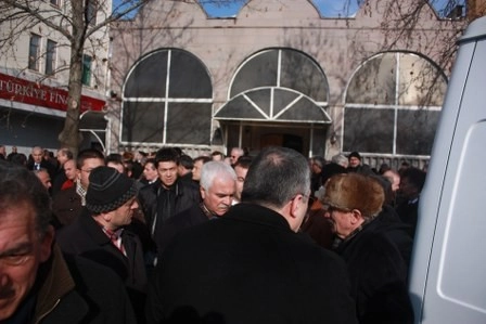 Kız kardeşini son yolculuğuna uğurladı