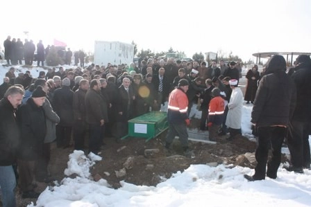 Kız kardeşini son yolculuğuna uğurladı