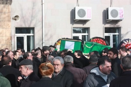 Kız kardeşini son yolculuğuna uğurladı