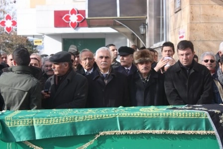 Kız kardeşini son yolculuğuna uğurladı