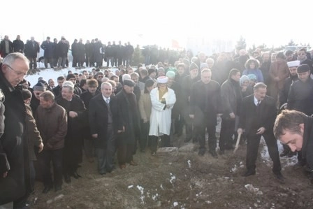 Kız kardeşini son yolculuğuna uğurladı