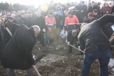 Kız kardeşini son yolculuğuna uğurladı