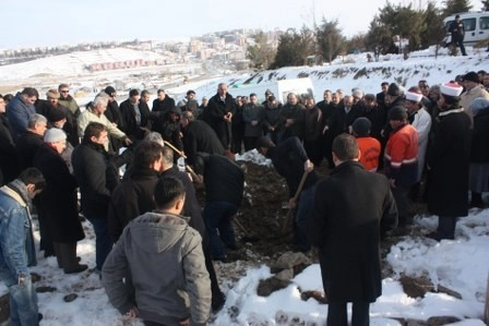 Kız kardeşini son yolculuğuna uğurladı