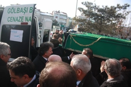 Kız kardeşini son yolculuğuna uğurladı