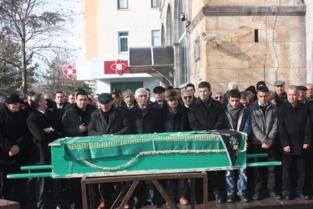 Kız kardeşini son yolculuğuna uğurladı