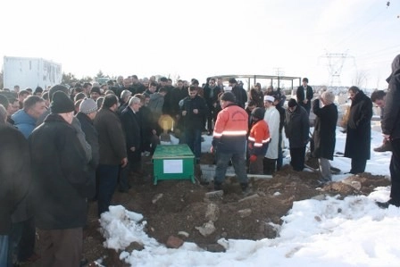 Kız kardeşini son yolculuğuna uğurladı