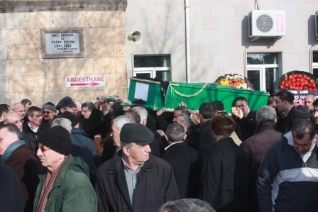 Kız kardeşini son yolculuğuna uğurladı