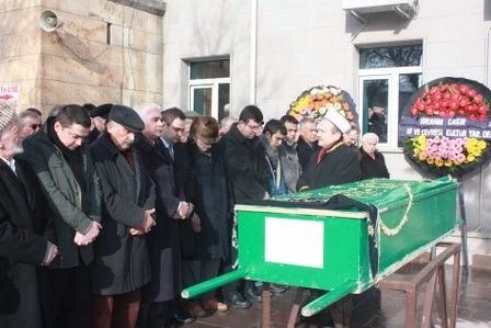 Kız kardeşini son yolculuğuna uğurladı