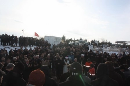 Kız kardeşini son yolculuğuna uğurladı